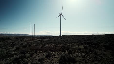 Blick-Nach-Oben,-Langsames-Schwenken,-Eine-Große-Windkraftanlage,-Grüne-Energie,-Erneuerbare-Energie,-Antenne