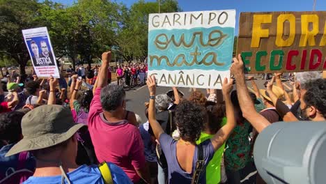 Blick-Von-Oben-Auf-Die-Menschenmenge-Beim-Protest-In-Der-Stadt-Brasilia-Gegen-Die-Amazonas-Morde-In-Brasilien-An-Dem-Briten-Dom-Phillips-Und-Dem-Brasilianer-Bruno-Pereira