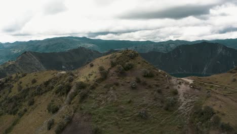 Montañas-Escarpadas-Y-Escarpadas-Revelaron-El-Lago-Quilotoa-En-El-Cantón-Pujilí,-Provincia-De-Cotopaxi,-Ecuador