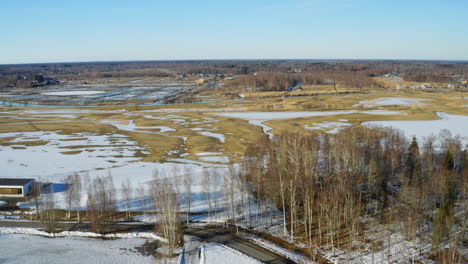 Luftaufnahme-Der-Estnischen-Winterlandschaft-Mit-Zugefrorenen-Seen