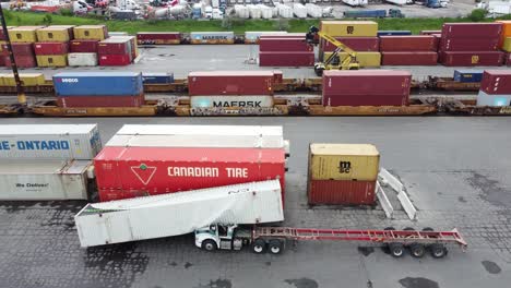 Ein-Von-Einem-Starken-Windsturm-Zerstörter-Frachtcontainer-Stürzte-über-Einen-LKW-Auf-Dem-Güterbahnhof-Eines-Intermodalen-Terminals-In-Brampton,-Ontario,-Kanada