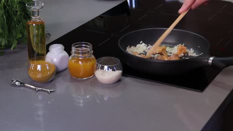 Cocinar-Pollo-Frito-Con-Cebolla-Y-Cúrcuma