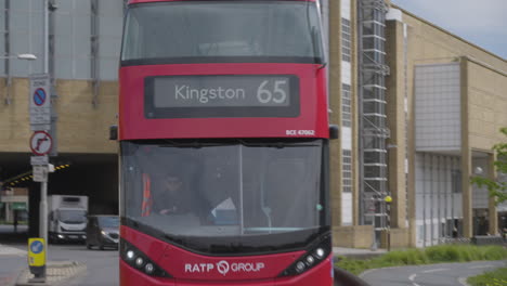Tráfico-Pesado-En-Las-Calles-De-Londres-Con-El-Número-65-Rojo-De-Dos-Pisos-Conduciendo-A-Kingston