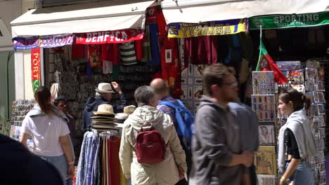 Touristen,-Die-An-Einem-Sonnigen-Tag-An-Souvenirläden-In-Der-Innenstadt-Von-Lissabon-Vorbeikommen