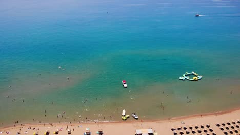 Tsambika-Strand-Mit-Goldenem-Sand-Und-Türkisfarbenem-Wasser-Auf-Der-Insel-Rhodos,-Griechenland---Drohnenaufnahme-Aus-Der-Luft