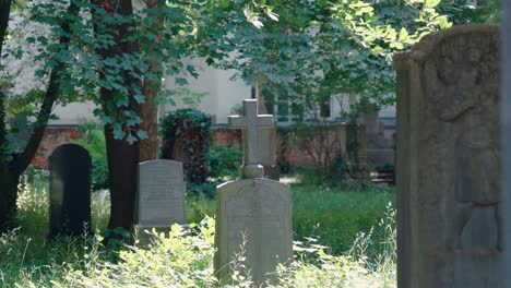 Verzierter-Grabstein-Auf-Dem-Christlichen-Friedhof-In-München