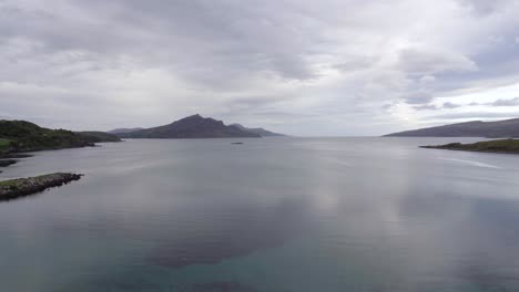 Una-Tranquila-Bahía-Azul-En-Una-Isla-Escocesa