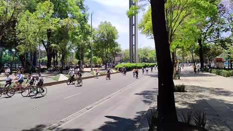 Lapso-De-Tiempo-Durante-El-Paseo-En-Bicicleta-Del-Domingo-En-La-Ciudad-De-México