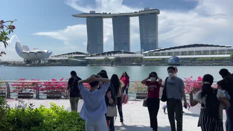 Touristen-Fotografieren-Mit-Dem-Sand-Der-Marina-Bay-Als-Hintergrund,-Marina-Bay,-Singapur
