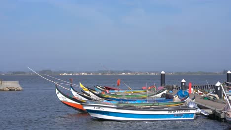 Fischerboote-Vertäut-Am-Pier,-Ria-De-Aveiro,-Torreira