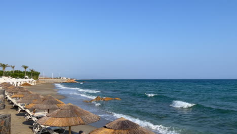 Das-Türkisfarbene-Meer-Ergießt-Sich-Auf-Das-Ufer-Des-Strandes-Von-Kreta