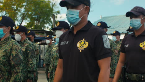 Philippinische-Nationale-Polizisten-Nehmen-An-Einer-Flaggenzeremonie-Inmitten-Einer-Pandemie-Teil