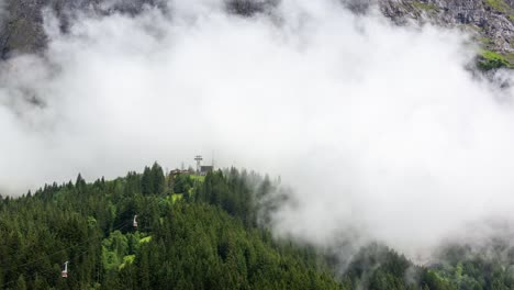 Dynamischer-Zeitraffer-Tief-Hängender-Wolken-An-Der-Bergstation-Der-Pfingstegg-Seilbahn-In-Grindelwald