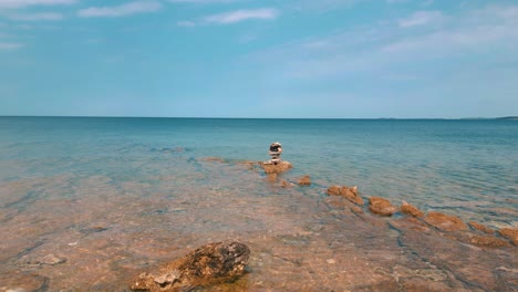 Nahaufnahme-Der-Idyllischen-Strandküste-Kroatiens-In-Istrien-Mit-Klarem-Blauen,-Türkisfarbenen-Meereswasser-An-Einer-Natürlichen-Küstenbucht-In-Wäldern-Und-Pinien