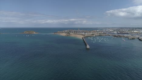 Drone-footage-of-Saint-Malo,-French-port-city-in-Bretagne