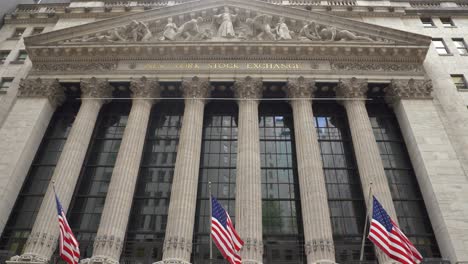 Street-level-view-of-the-New-York-Stock-Exchange-building