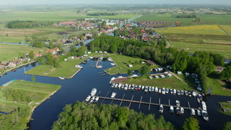 Vista-Panorámica-Del-Puerto-Deportivo-Cerca-Del-Parque-De-Vacaciones-Waterstaete-En-Ossenzijl,-Frisia,-Países-Bajos