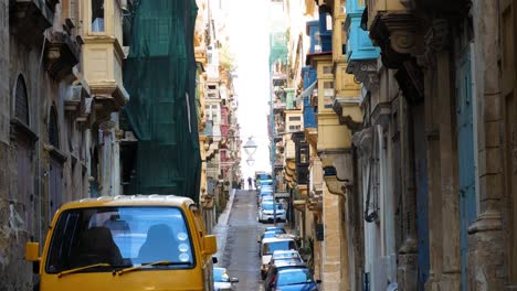 Gelber-Oldtimer-Lieferwagen,-Der-In-Einer-Schmalen-Straße-Von-Valletta,-Insel-Malta,-Geparkt-Ist