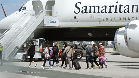 Repatriación-De-Refugiados-De-Guerra-Ucranianos,-Abordando-El-Raro-Avión-Dc-8-De-La-Misión-De-Vuelo-De-Socorro-De-Samaritan-En-El-Aeropuerto-De-Toronto,-Canadá