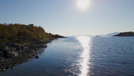 Agua-Reluciente-Con-Reflejo-De-La-Luz-Del-Sol-En-La-Isla-Senja-En-Noruega