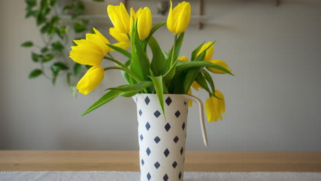 Herabhängende-Gelbe-Tulpen-In-Einer-Blumenvase-Steigen