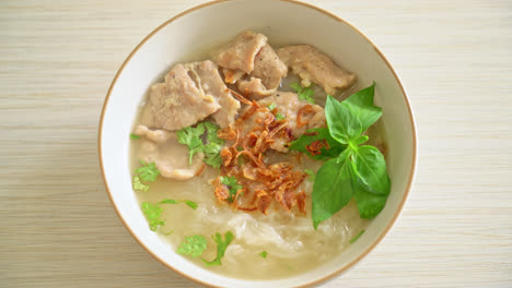 Pho-Bo-Vietnamesische-Suppe-Mit-Schweinefleisch-Und-Reisnudeln---Vietnamesischer-Essensstil