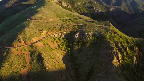 Luftaufnahmen-Einer-Kurvenreichen-Bergstraße-In-Der-Nähe-Von-Golden-Colorado,-USA,-Bei-Wunderschönem-Sonnenuntergang