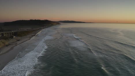 Ruhige-Meeresszene-Eines-Strandes-In-San-Diego-Bei-Sonnenuntergang---Drohnenflug-Aus-Der-Luft