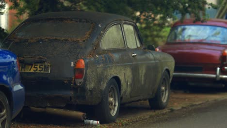 Un-Automóvil-Abandonado-Oxidado-En-El-Estacionamiento-De-Londres