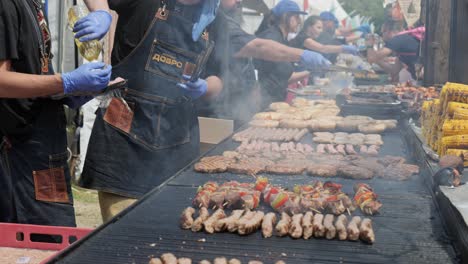 Ocupados-Chefs-De-Catering-Cocinan-Carnes-En-Parrillas-Calientes-Para-Multitudes-En-El-Festival-Búlgaro