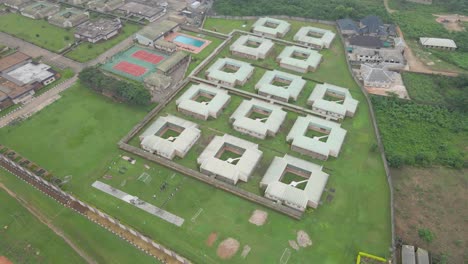Ogere-Resort,-Bundesstaat-Ogun,-Nigeria-–-15.-September-2021:-Luftaufnahme-Der-Grünfläche-In-Einem-Resort-Mit-Rasen,-Garten-Und-Gebäudeblöcken