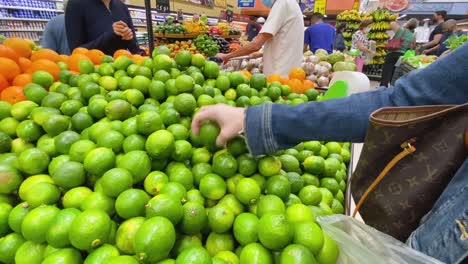 Imágenes-De-Una-Abundancia-De-Frutas-Y-Verduras-En-El-Supermercado-Que-Ahora-Tiene-Muchos-Menos-Compradores-Porque-Covid-Golpeó