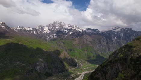 Paradiesische-Alpenlandschaft-Mit-Tal-Zwischen-Grünen-Wäldern-Und-Bergen