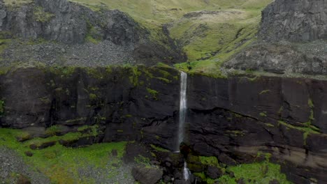 Kleiner-Wasserfall-In-Island-Mit-Herausgezogenem-Drohnenvideo