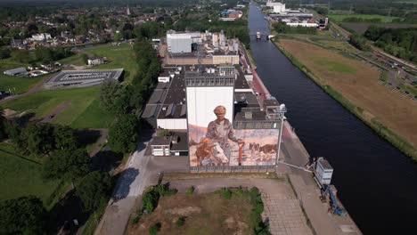 Descripción-Aérea-De-Los-Edificios-De-Almacenamiento-De-La-Fábrica-A-Lo-Largo-Del-Canal-Fluvial-Twentekanaal