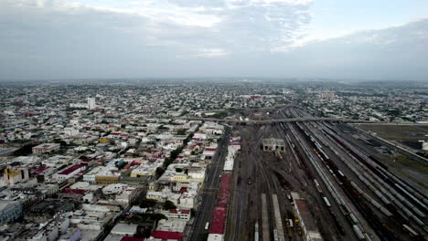 Drohnenaufnahme-Der-Eisenbahnen,-Die-Im-Morgengrauen-Im-Hafen-Von-Veracruz-Ankommen