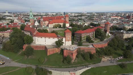 Aerial-view-of-Crakow-Royal-Wawel-Castle,-cathedral,-defensive-walls-and-promenade