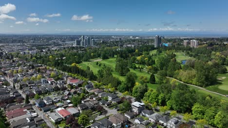 Panoramablick-Auf-Die-Stadt-Und-üppiges-Grün-Zwischen-Der-Hauptstraße-Und-Der-50.-Straße-Im-Bezirk-Oakridge,-Vancouver,-Kanada