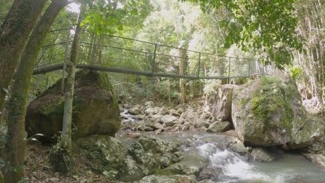 Puente-Colgante-Sobre-El-Arroyo-Baxter-Que-Fluye-Rápido