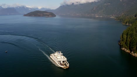 Vista-De-Drones-De-Embarcaciones-Marinas-Y-Paisajes-Impresionantes-De-Mar-A-Cielo,-Montañas-Y-Paisajes-Naturales-Oceánicos
