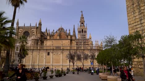 Inclínese-Hacia-Abajo-Sobre-La-Catedral-De-Sevilla-Y-La-Plaza-En-Cámara-Lenta