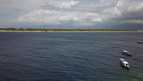 Pequeñas-Islas-Barcos-Grandes-Nubes