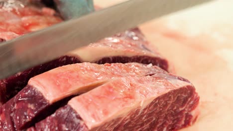 Metzger-Portioniert-Rohes-Fleisch-Für-Steaks