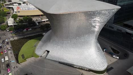Aerial-drone-backward-moving-shot-over-Soumaya-Museum,-located-in-Polanco-neighbourhood-on-a-sunny-day