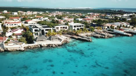 Panoramic-drone-view-of-the-luxurious-villas-on-the-coast-of-Bonaire,-in-the-Dutch-Caribbean,-South-America