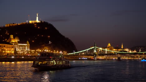 Budapester-Parlament-Und-Die-Donau-Bei-Nacht
