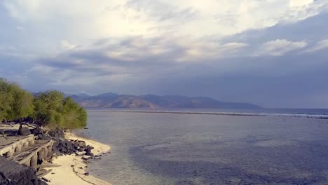 Rund-Um-Den-Sonnenuntergangspunkt-Am-Strand-Im-Hintergrund-Lombok