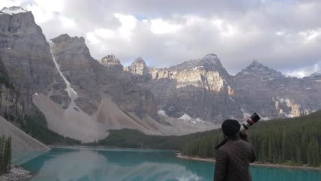 Un-Fotógrafo-De-Viajes-Parado-Cerca-De-Un-Lago-Azul-En-Banff,-Canadá