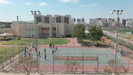 Basketballspielplatz-An-Der-High-School,-Von-Oben-Mit-Drohne-Geschossen,-In-Der-Von-Netivot-Benannten-Südlichen-Bezirksstadt-In-Israel