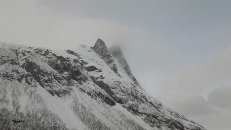 Otertind-Berg-Mit-Schnee-Bedeckt-Im-Signaldalen,-Norwegen